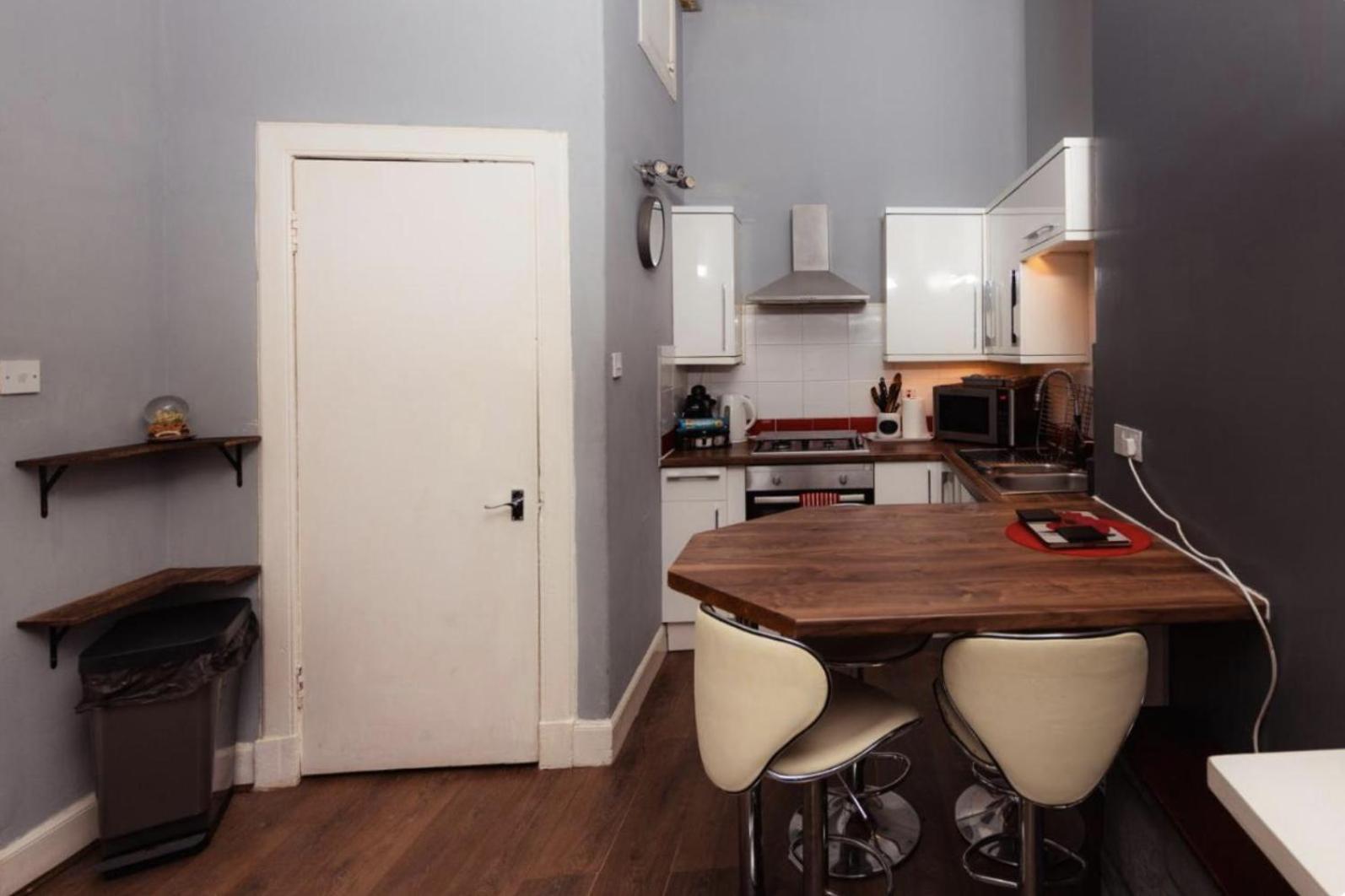Warm Apartment By Holyrood Palace! Единбург Екстериор снимка