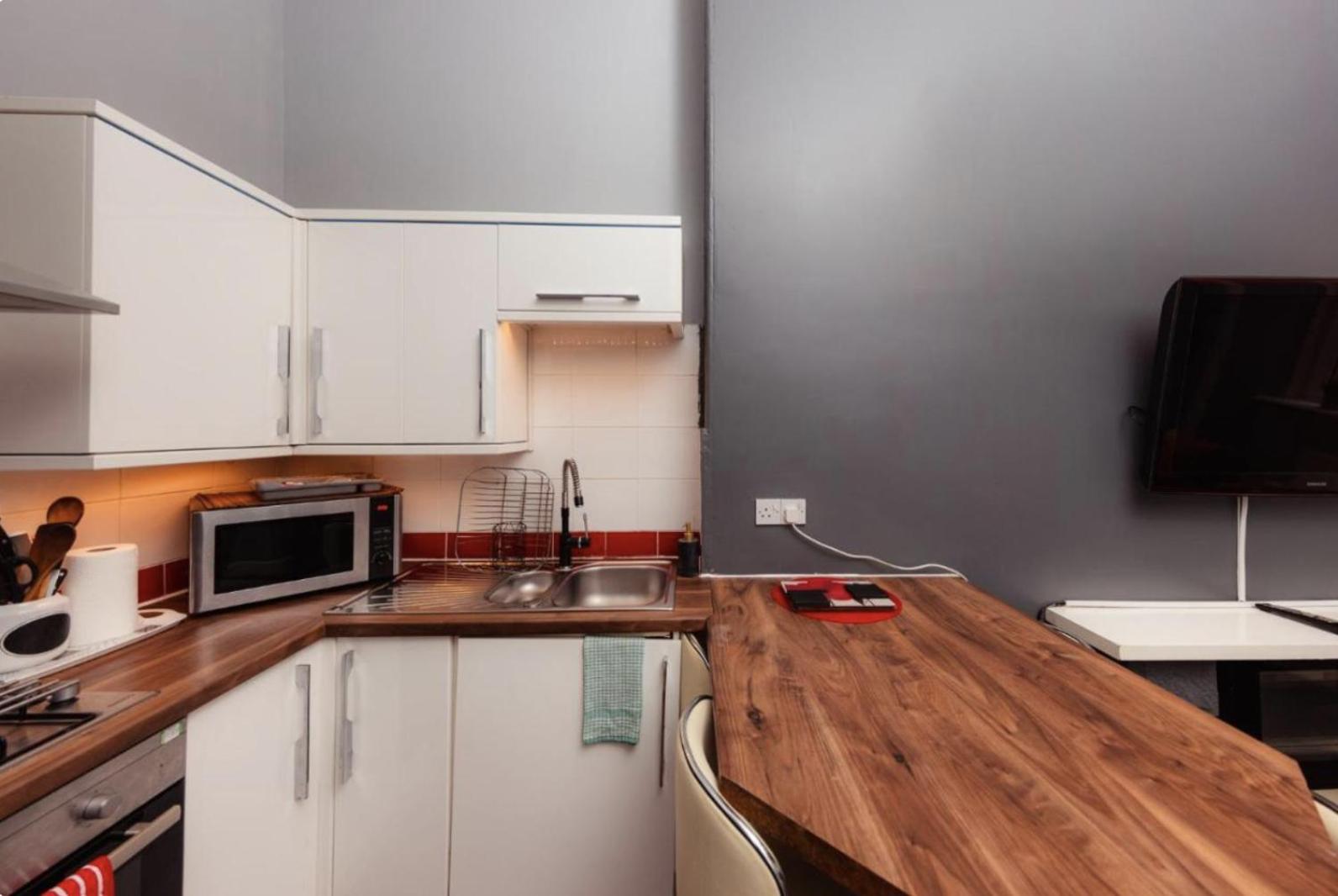 Warm Apartment By Holyrood Palace! Единбург Екстериор снимка